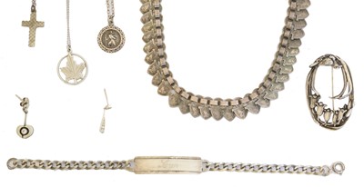 Lot 74 - A selection of silver and white metal jewellery