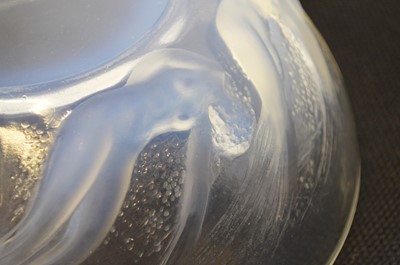 Lot 100 - Lalique 'Ondines' pattern bowl