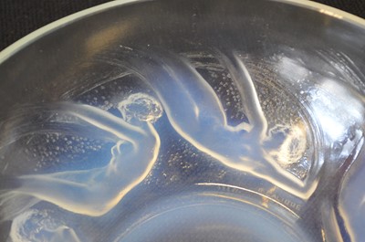 Lot 100 - Lalique 'Ondines' pattern bowl