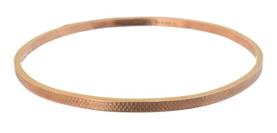 Lot 14 - A 1920s 9ct gold bangle