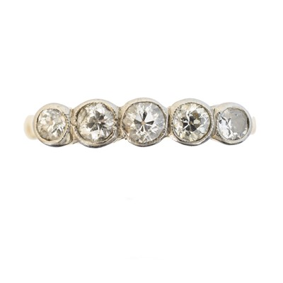 Lot 134 - A diamond five stone ring