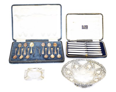 Lot 109 - A selection of silver