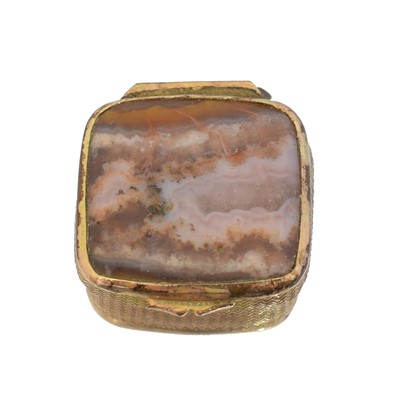 Lot 89 - An early 19th century gilt metal and agate vinaigrette