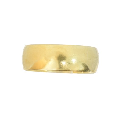 Lot 26 - A band ring
