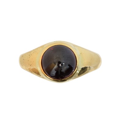Lot 93 - A garnet dress ring
