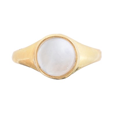 Lot 102 - A moonstone dress ring