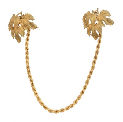 Lot 31 - A 9ct gold collar brooch