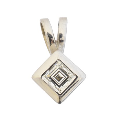 Lot 57 - An 18ct gold diamond pendant