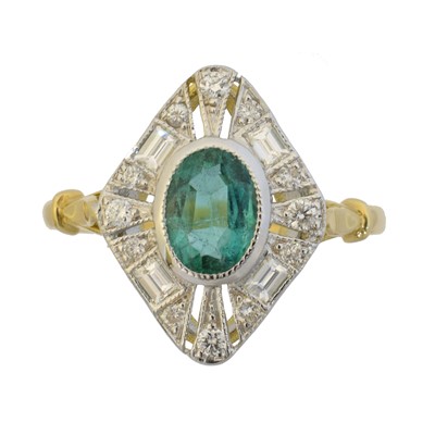 Lot 118 - An emerald and diamond cluster ring