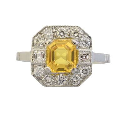Lot 100 - A sapphire and diamond cluster ring