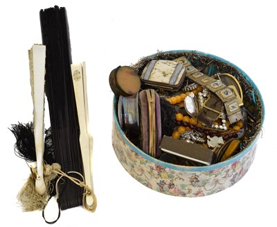 Lot 99 - A selection of jewellery and fans