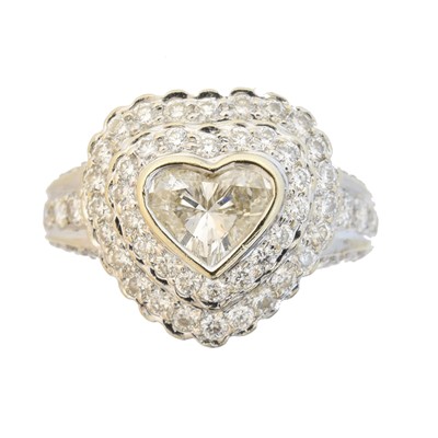Lot 113 - A diamond cluster ring