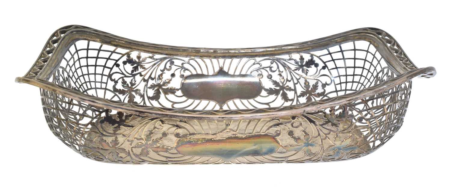 Lot 93 - A George V silver basket