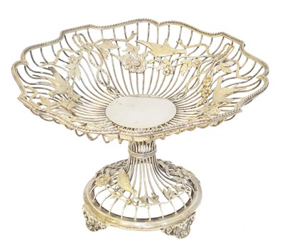 Lot 102 - An Edward VII silver tazza