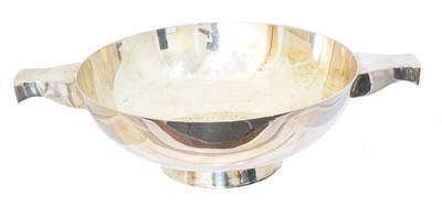 Lot 113 - An Elizabeth II silver quaiche