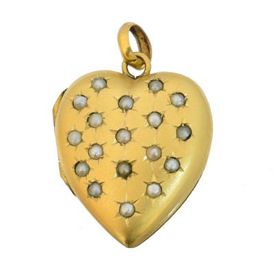 Lot 81 - A split pearl hinged locket