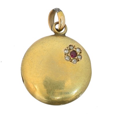 Lot 74 - An early 20th century ruby and diamond hinged locket
