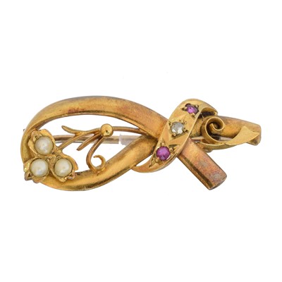 Lot 11 - A gem-set brooch