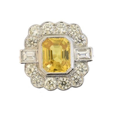 Lot 103 - A sapphire and diamond cluster ring