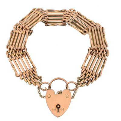 Lot 39 - A gate link bracelet