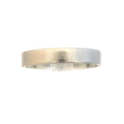 Lot 33 - A platinum band ring