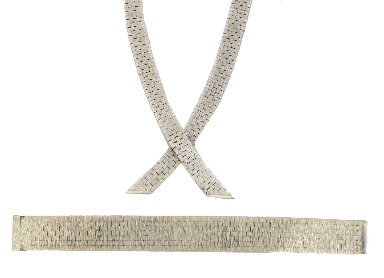 Lot 32 - A suite of 9ct gold jewellery by Roy King