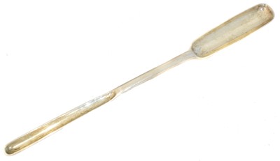 Lot 100 - A George III silver marrow scoop