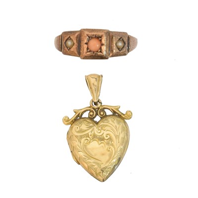 Lot 30 - A 9ct gold hinged locket