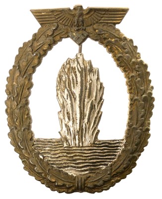 Lot 490 - WW2 German Kriegsmarine Minesweeper Badge