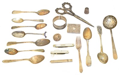 Lot 142 - A selection of silver