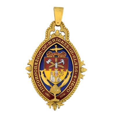 Lot 88 - An 18ct gold enamel pendant