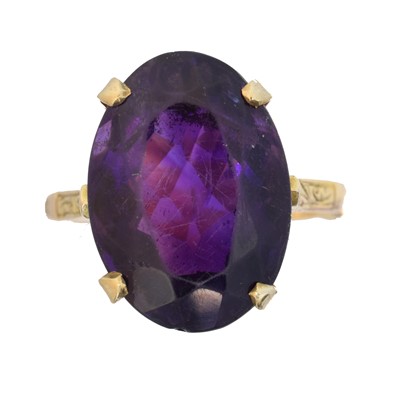 Lot 169 - An amethyst dress ring