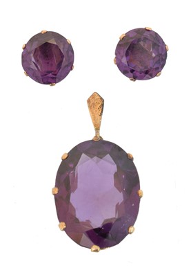 Lot 52 - A suite of synthetic colour change sapphire jewellery