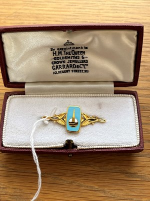 Lot 26 - A 9ct gold Garrard enamel brooch