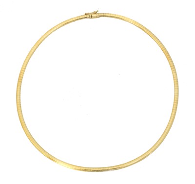 Lot 104 - A collar necklace