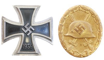 Lot 528 - German Third Reich Iron Cross and a 1939 Wound Badge in gold