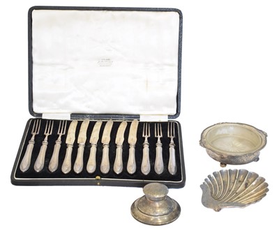 Lot 167 - A selection of silver