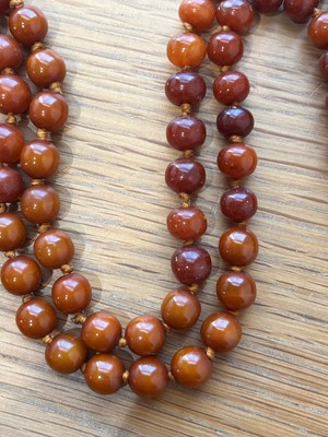 Lot 82 - A bakelite necklace