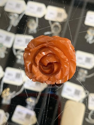 Lot 82 - A bakelite necklace