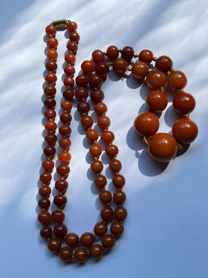 Lot 82 - A bakelite necklace