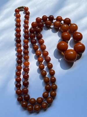 Lot 82 - A bakelite necklace