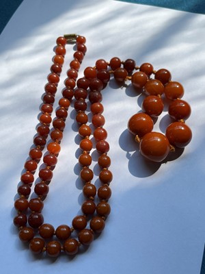 Lot 82 - A bakelite necklace