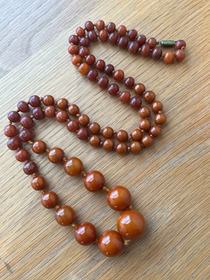Lot 82 - A bakelite necklace