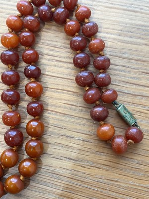 Lot 82 - A bakelite necklace