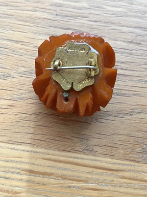 Lot 82 - A bakelite necklace