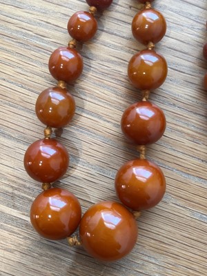 Lot 82 - A bakelite necklace