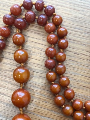 Lot 82 - A bakelite necklace