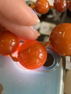 Lot 82 - A bakelite necklace