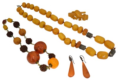 Lot 101 - A selection of bakelite jewellery