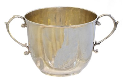 Lot 87 - A Charles II silver porringer